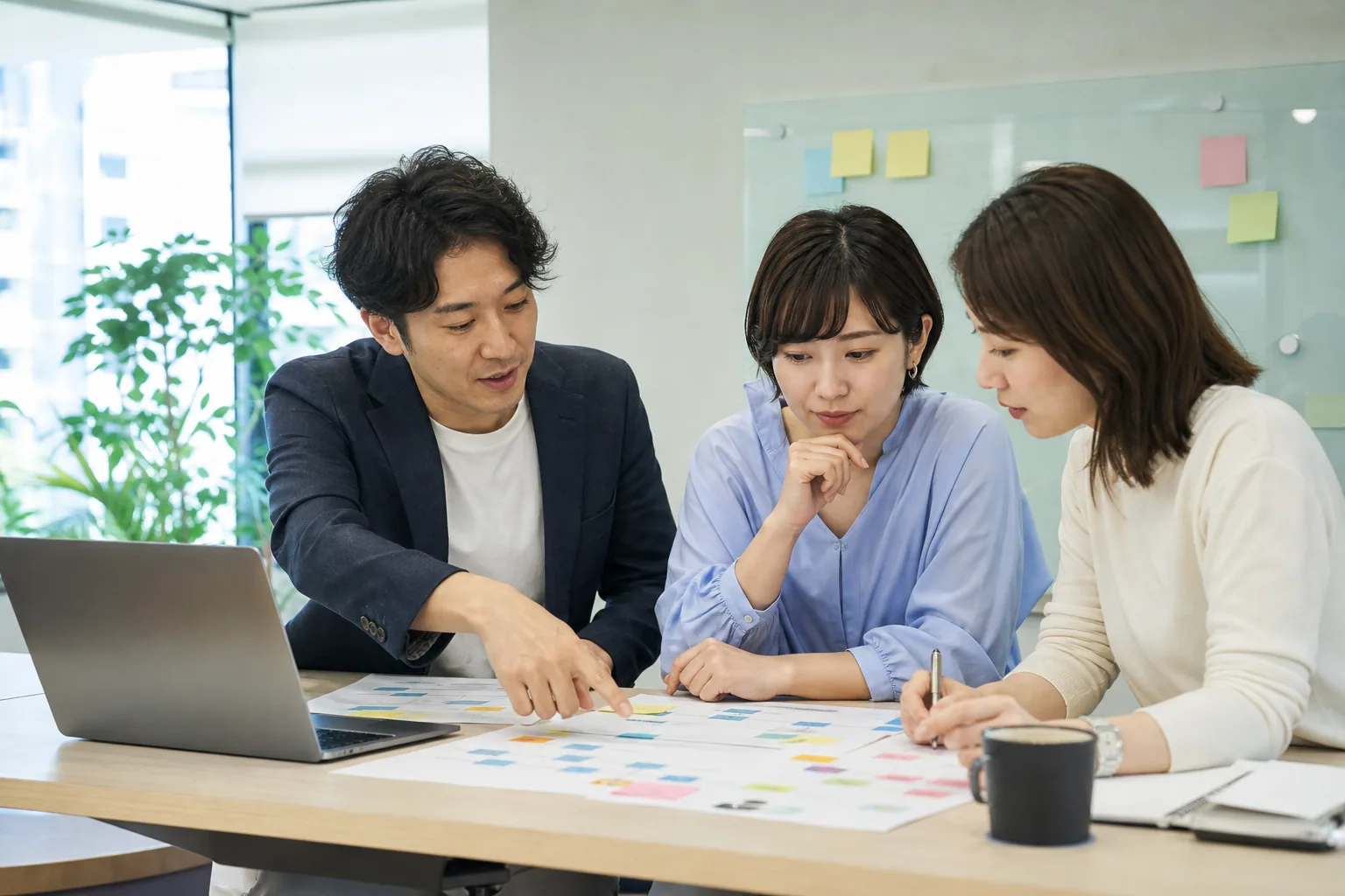 採用計画について協働するリクルーティングチーム