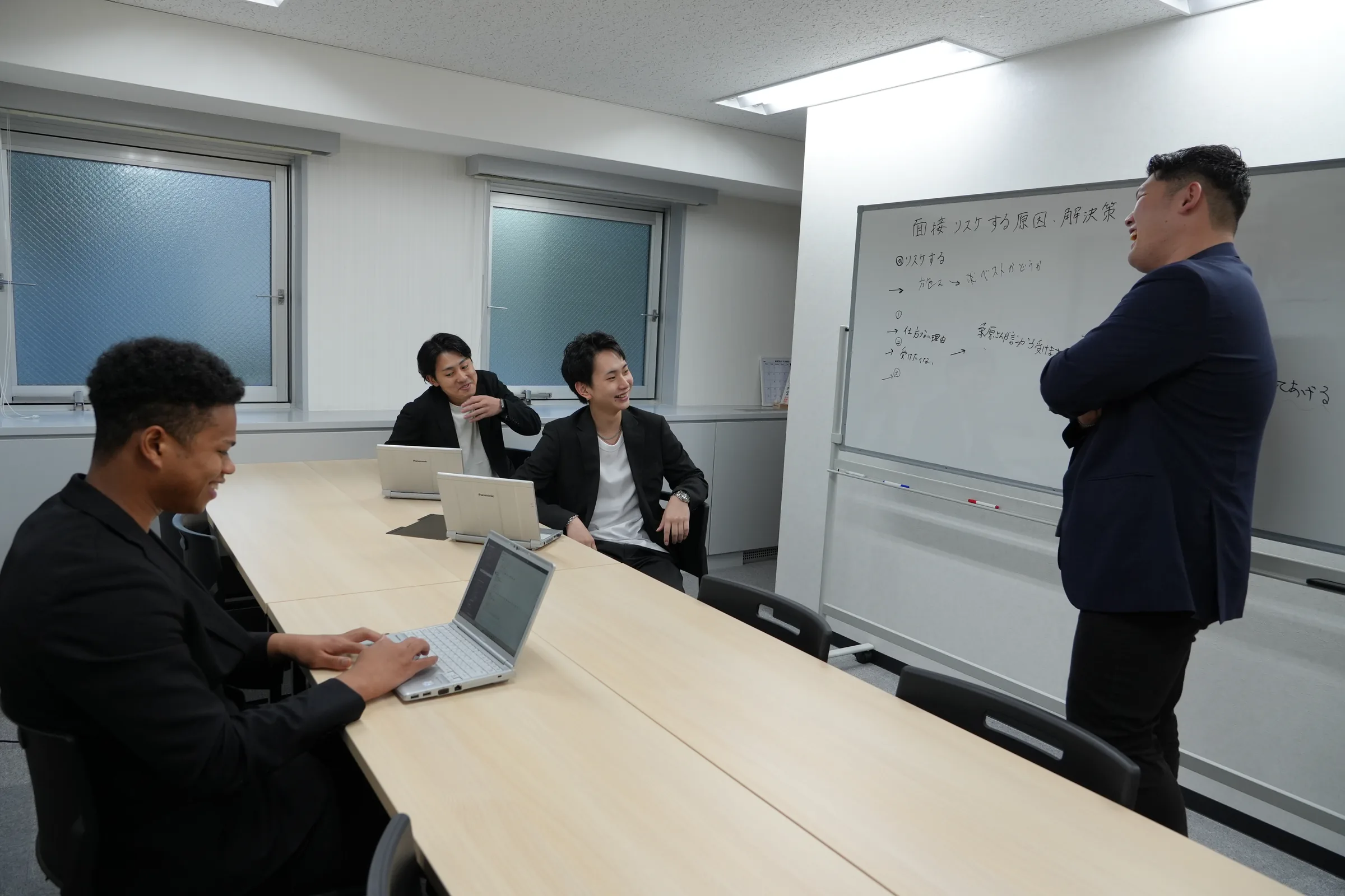 採用計画について協働するリクルーティングチーム